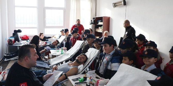 Minik İzciler Kan Bağışını İzledi
