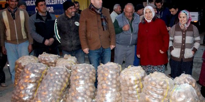 Belediye Personeline Birer Çuval Patates Hediye Edildi