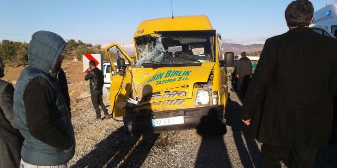Öğretmenleri Taşıyan Servis Minibüsü Kaza Yaptı: 12 Yaralı