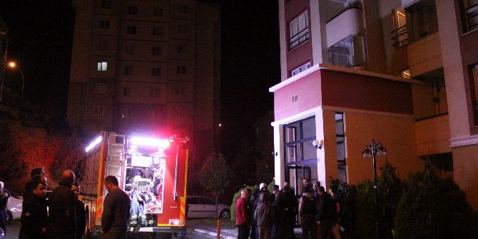 Apartmanda Çıkan Yangın Vatandaşları Sokağa Döktü