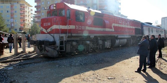 Rayda Kalan Minibüse Tren Çarptı