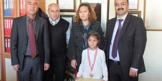 Didim’de Masa Tenisinde İl Birincisi Betül Ödüllendirildi