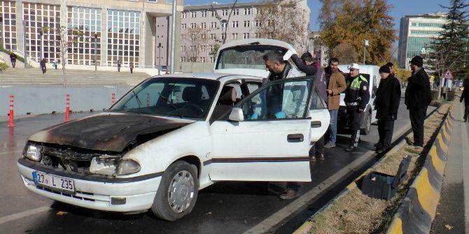 Çaldığı Otomobil Trafikte Alev Alınca Bırakıp Kaçtı