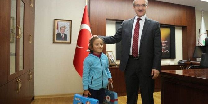 Vali Yavuz’dan Minik Öğrenciye Tablet
