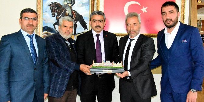 Vakıf Üyelerinden Recistan Meydanı Maketi Hediyesi