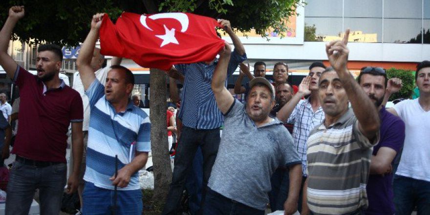 Hdp’nin Basın Açıklamasına Türk Bayraklı Protesto