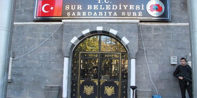 Sur Belediyesi’ne 15 Yıl Sonra Türk Bayraklı Tabela Asıldı