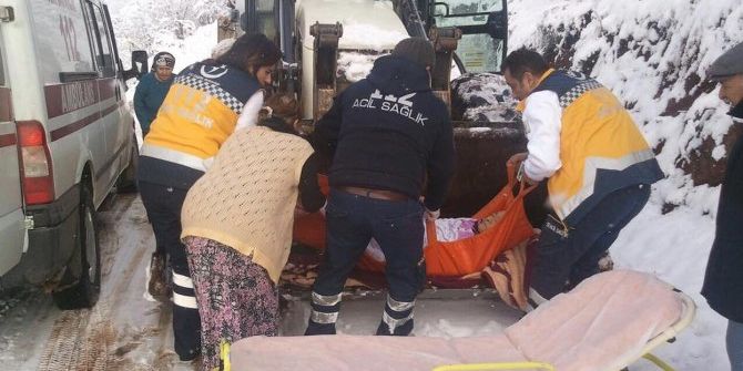 Yaşlı Kadın Ambulansa Greyderle Götürüldü