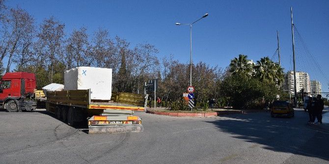Mermer Yüklü Tır’ın Patlayan Lastiği Trafiği Aksattı