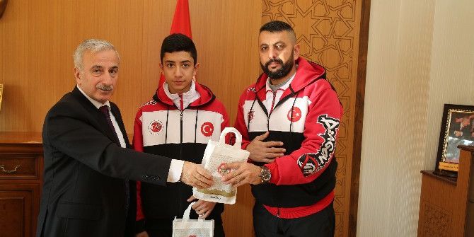 Vali Kamçı Dünya Şampiyonu Sporcumuz Sercan Kılıç’ı Kabul Etti