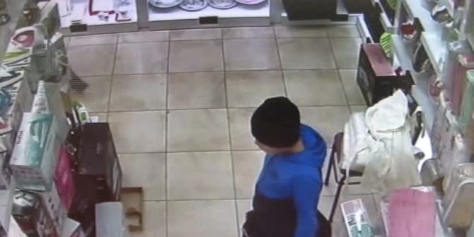 Çocuğa Hırsızlık Yaptırırken Güvenlik Kameralarına Yakalandılar