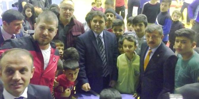 Güreşçilerden Kaymakama Sürpriz Veda