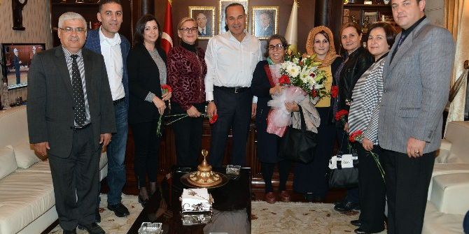 Başkan Sözlü’den Kadın Muhtarlara Çiçekli Kutlama