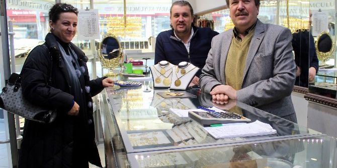 Dolar Bozduran Parasını Altına Yatırıyor