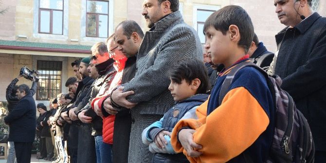 Halep’de Ölenler İçin Gıyabi Cenaze Namazı Kılındı