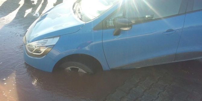 Park Halindeki Otomobil Yer Yarıldı İçine Girdi