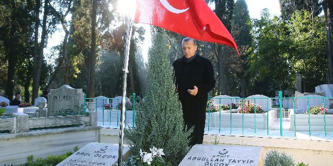 Cumhurbaşkanı Erdoğan Anne Ve Babasının Kabrini Ziyaret Etti