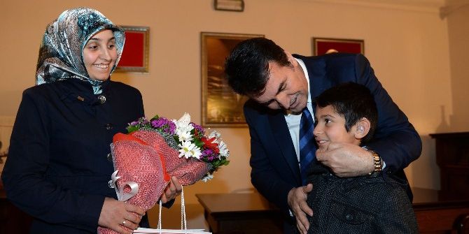 Dündar Küçük Çocuğa Ses Oldu