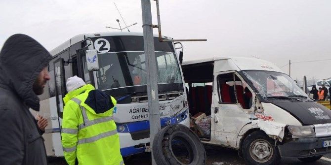 Minibüsler Çarpıştı: 1 Ölü, 9 Yaralı