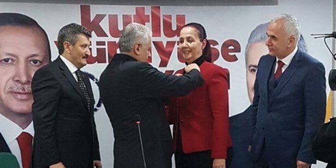 Ak Parti’ye Geçen Saltukova Belediye Başkanı Güneş’e Parti Rozetini Başbakan Taktı