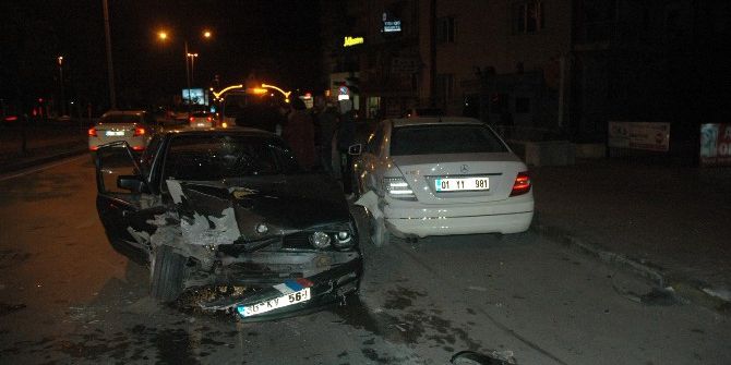 Adana’da Direksiyon Hakimiyetini Kaybetti, Park Halindeki Araca Çarptı: 1 Yaralı