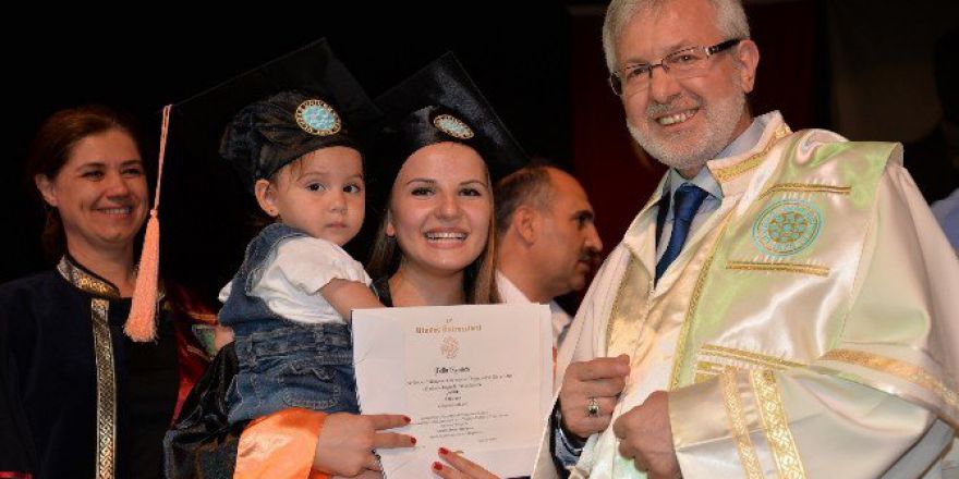 Diplomasını Kızıyla Aldı
