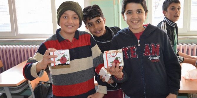 Öğrencilere Kandil Simidi Dağıtıldı