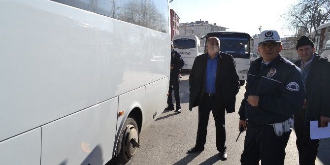 Trafik Polisleri Öğrenci Servis Araçlarının Kış Lastiklerini Denetledi