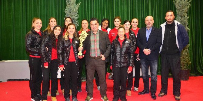 Uluslararası Radyocular Birliğinden Pursaklar Voleybol İhtisas’a Anlamlı Ödül