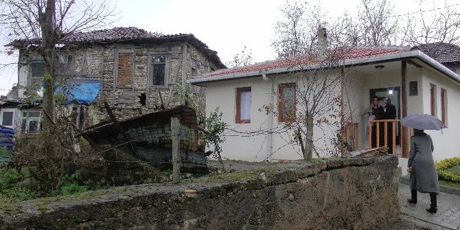 Çatısı Olmayan Taş Evde Oturan Engelli Vatandaşa Yardım Eli