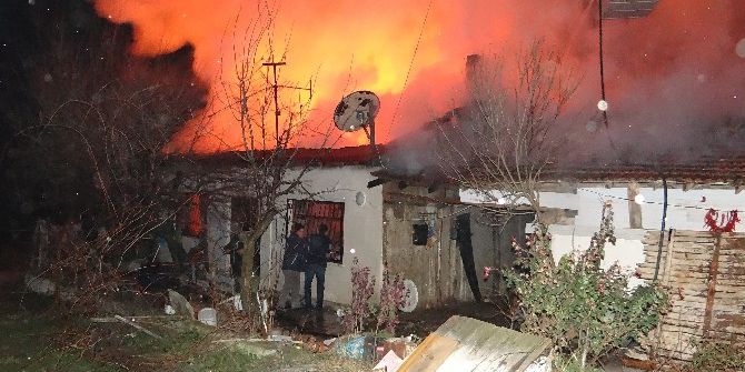 Bilecik’te Ahşap Ev Yanarak Kül Oldu