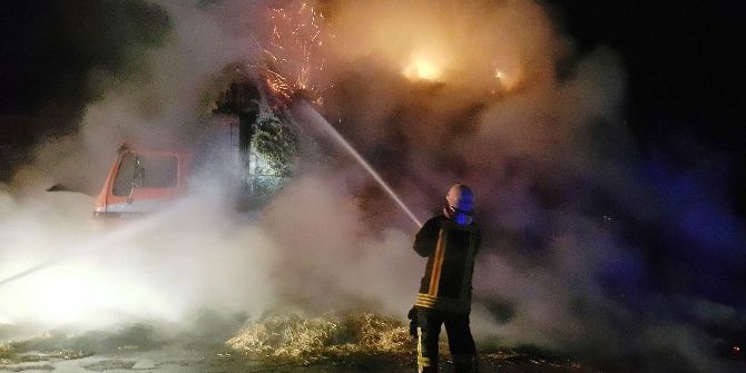 Saman Yüklü Kamyon Alev Alev Yandı