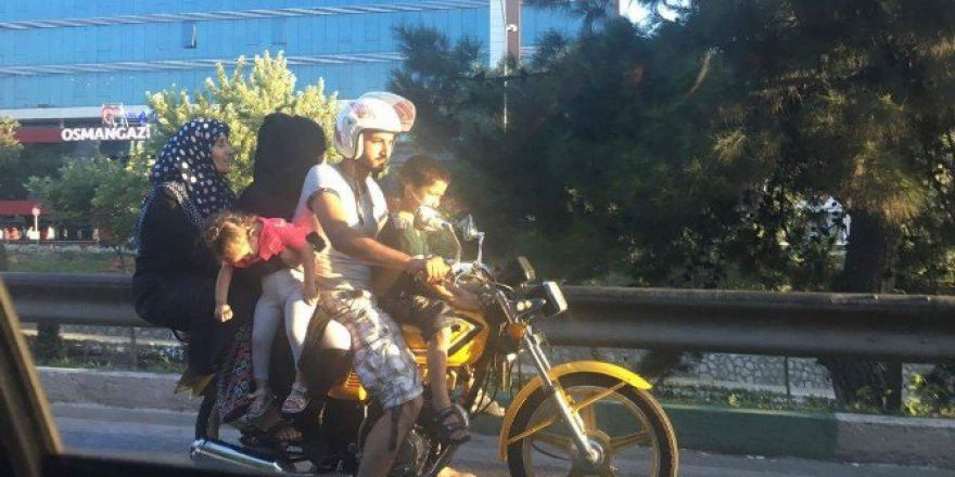 Trafikte Pes Dedirten Görüntü...