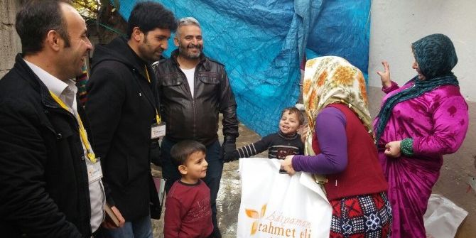 Rahmeteli Derneğinden Mülteci Çocuklara Ayakkabı Yardımı