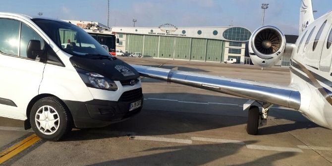 Atatürk Havalimanında Özel Jete Minibüs Çarptı