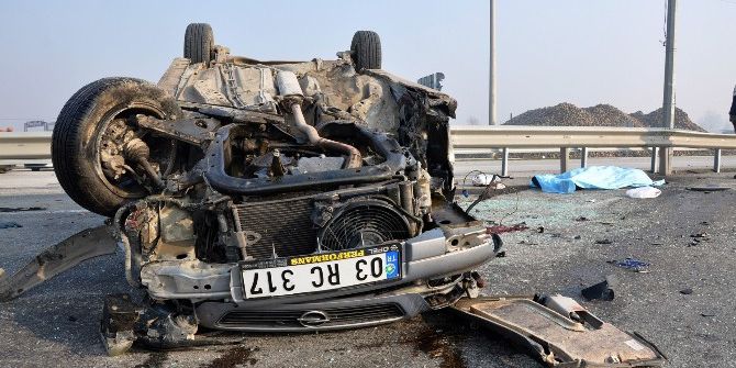 Otomobil Bariyerlere Çarptı: 1 Ölü