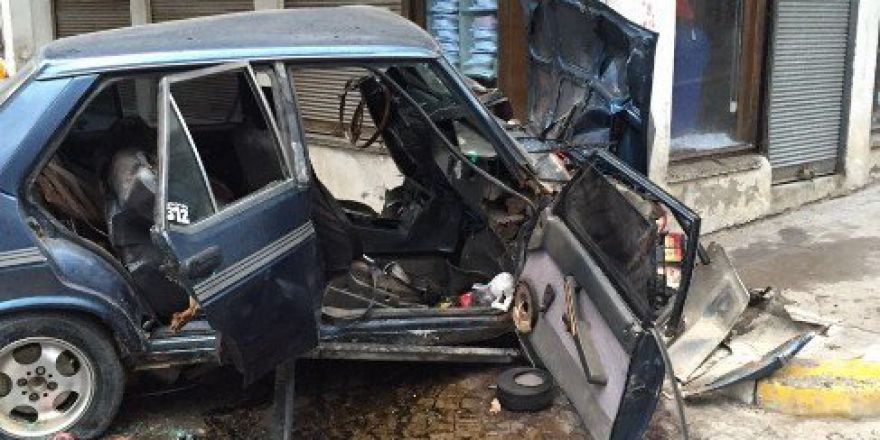 Köprüden Hızlı Geçen Otomobil Kontrolden Çıkarak Duvara Çarptı