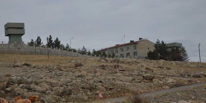 Aracın Karakola 300 Metre Mesafede Patlaması Olası Faciayı Önledi