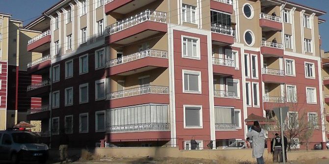 Üçüncü Kattan Atlayan Kadın Ağır Yaralandı