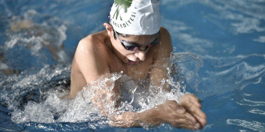 Serinlemek İsteyen Mamaklılar Çareyi Yüzme Havuzunda Buldu