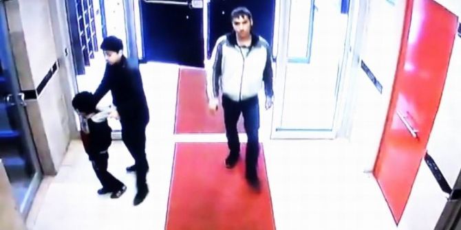 Girdiği Binadan 2 Poşet Ayakkabı Çalan Hırsız Güvenlik Kamerasında