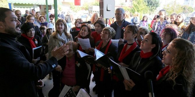 Kadın Üretici Pazarı’nda Şarkı Sesleri Yükseldi