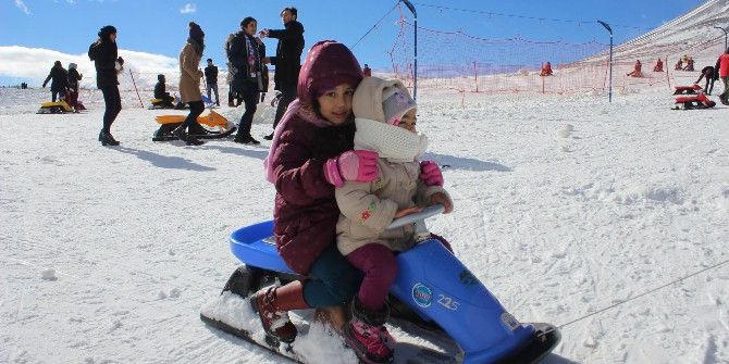 Erciyes’te Sezon Açıldı, Kayak Severler Akın Etti
