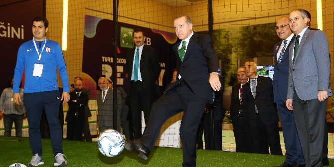 Cumhurbaşkanı Erdoğan, Masa Tenisi Ve Futbol Oynadı