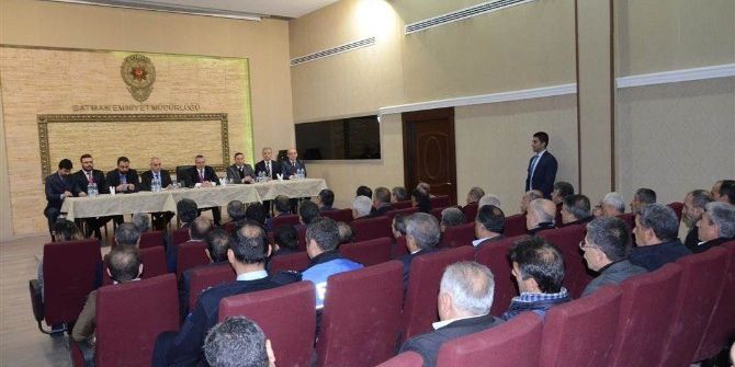 Vali Muhtarlarla Toplantı Yaptı