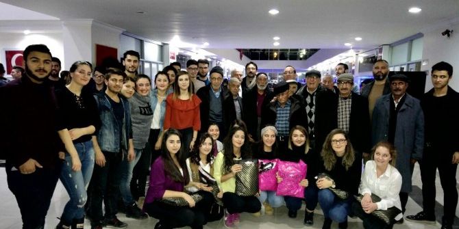 Üniversite Öğrencileri Huzurevi Sakinleri İle Doyasıya Eğlendi