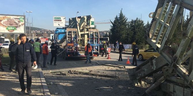 Üsküdar’da Tır, Üst Geçide Çarptı