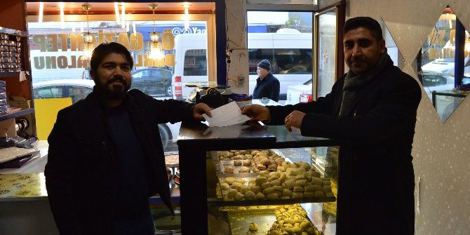 Dolarını Bozdurana Baklava Bedava