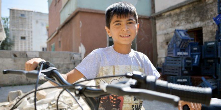 Başkan Kocamaz’dan Koca Yürekli Seçkin’e Bisiklet