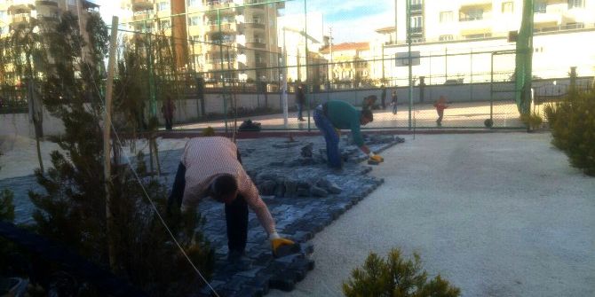Hayırsever İşadamı Okul Bahçesinin Kilitli Taşını Döşetti